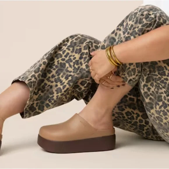 CROCS Dylan Platform Clog, size 8 - Picture 6 of 6